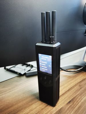 เครื่องตรวจจับเสียงพึมพำแบบใช้มือถือวัสดุ ABS เครื่องค้นหาทิศทางการตรวจจับสัญญาณ UAV